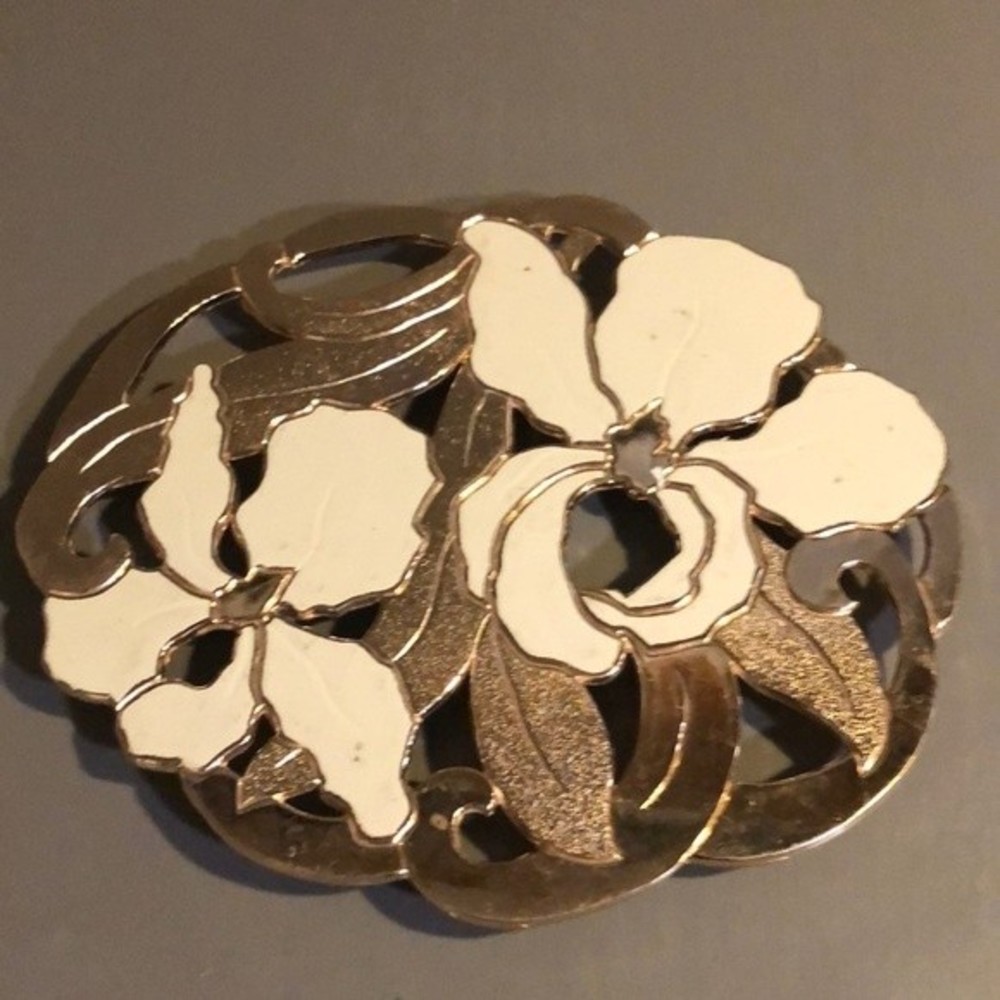 Vintage 1980s WmARogers Ltd Trivet. White flower motif with gold tone metal